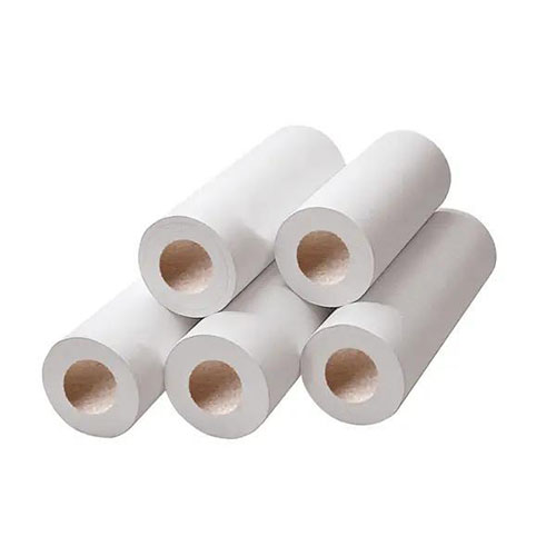 fünf aufeinandergestapelte weiße Liegenabdeckungen auf weißen Hintergrund.jpg